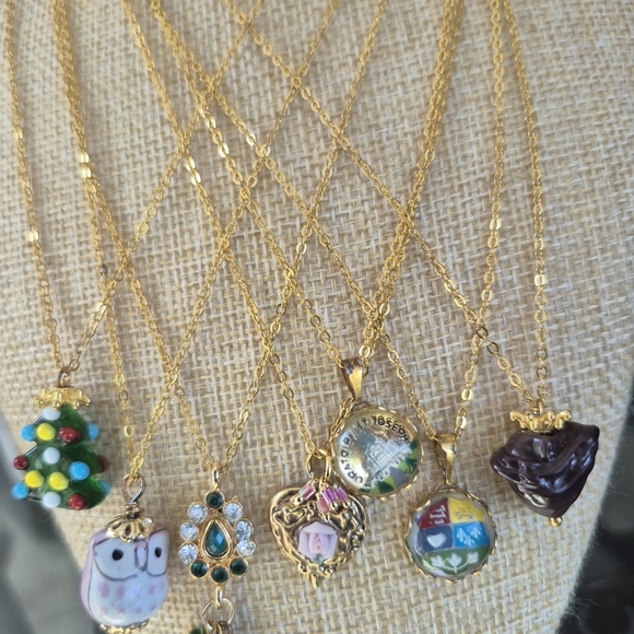 Jewelry - Gold Pendant Necklace With Heart Pendant With Ceramic Rose